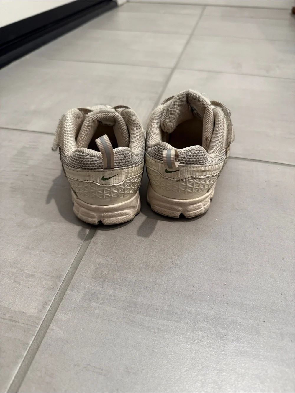 Nike vomero 5 toddler 10c Kids Sneakers in Beige